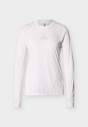 Weißes langärmeliges Sportshirt mit Rundhalsausschnitt, dezentem Adidas-Logo auf der Brust und Netzpaneelen unter den Ärmeln zur Belüftung.
