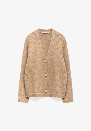 Cardigan lavorato a maglia beige con scollo a V, maniche lunghe e tre grandi bottoni lungo la parte anteriore. Tessuto spesso e texturizzato.