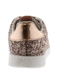 Sneaker a basso profilo con tessuto ricoperto di glitter rosa, oro e argento, dettaglio del tallone in metallo rosa oro, suola in gomma bianca, vista da dietro.