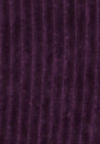 Tessuto di velluto viola con una texture a coste, caratterizzato da strisce verticali che creano profondità e interesse visivo. Aspetto morbido e vellutato.