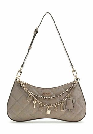 Sac bandoulière matelassé beige avec chaîne dorée, plusieurs breloques dorées et sangle réglable, marqué du logo "GUESS" à l'avant.
