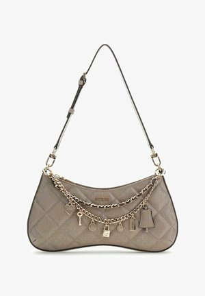 Sac bandoulière matelassé beige avec chaîne dorée, plusieurs breloques dorées et sangle réglable, marqué du logo "GUESS" à l'avant.