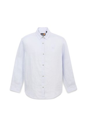 Chemise blanche à manches longues avec col, boutons visibles et petit logo brodé sur le côté gauche de la poitrine.