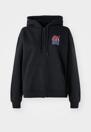 Czarna bluza z kapturem na zamek, wykonana z mieszanki bawełny. Posiada kaptur, przednie kieszenie oraz kolorowy graficzny wzór na klatce piersiowej przedstawiający płomień i fale.