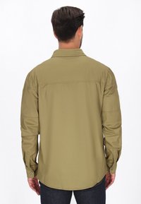 Khaki värillinen nappikauluspaita pitkillä hihoilla, suora leikkaus ja kaksinkertaisella ompeleella. Napitettavat hihansuut ja takaosa yoke-yksityiskohta.