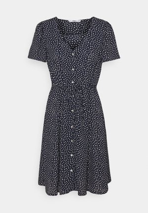Robe bleu marine à manches courtes avec motif de petits points blancs épars, encolure en V, boutons sur le devant et ceinture en tissu à nouer à la taille.