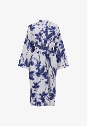 Weißer knielanger Kimono-Bademantel mit blauem Blumenmuster, weiten Ärmeln und einem passenden Stoffgürtel, der in der Taille gebunden ist.