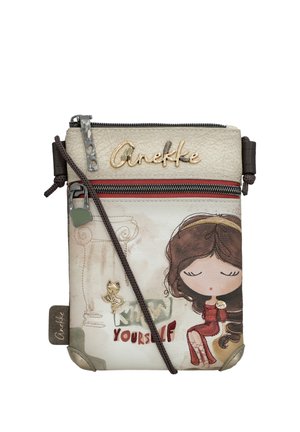 Kleine Umhängetasche mit beigem Oberteil, Reißverschlusstasche, Cartoon-Mädchen im roten Kleid, Katzen-Anstecker und Design mit dem Text "Know Yourself".