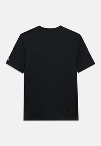Čierne bavlnené tričko s okrúhlym výstrihom, krátkymi rukávmi a jednoduchým dizajnom s malým logom na ľavom rukáve.