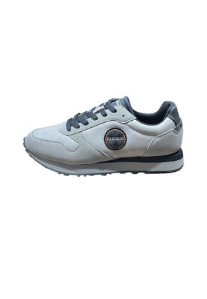 Hellgrauer und schwarzer Sneaker mit schwarzen Schnürsenkeln, Obermaterial aus Wildleder und Stoff sowie einem runden Logopatch an der Seite.