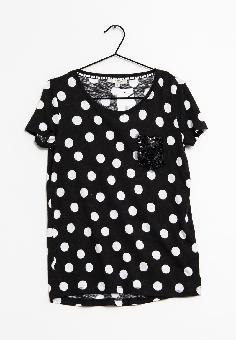 Camiseta negra de manga corta con lunares blancos y un bolsillo de lentejuelas negras texturizadas. Cuello redondeado y tejido suave.