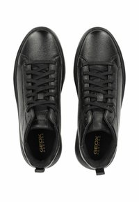 Černé kožené tenisky s texturovaným povrchem, kulatou špičkou a zavazováním na šňůrky. Mají poutko na patě a polstrovanou stélku. Viditelné logo Geox.