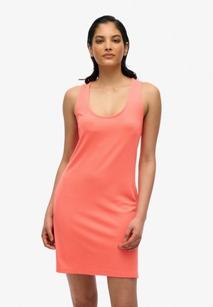 Korale sukienka bez rękawów z gładkiego materiału, z dekoltem w kształcie łódki i dopasowanym krojem, sięgająca powyżej kolan.