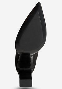 Chaussure à talon haut en cuir suédé noir avec un bout pointu et une semelle noire lisse et brillante avec un motif de dessous subtil.