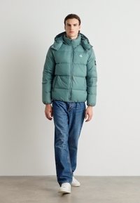 Calvin Klein Jeans ESSENTIALS JACKET - Jakna ispunjena paperjem - north atlantic