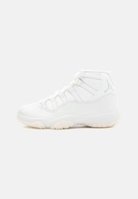 Witte hoge sneakers met een glad leren bovenwerk, slank ontwerp, rubberen zool en drie opvallende veters. Jumpman-logo aan de zijkant.