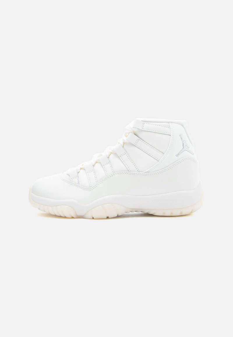 Valged kõrged tennisetossud, millel on sile nahast ülemine osa, peene disain, kummist välissool ja kolm silmapaistvat paelavööndit. Külje peal Jumpman logo.