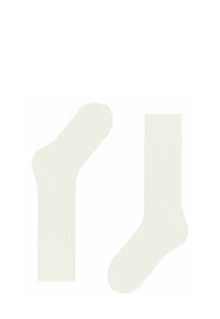 Strick weiße Socken mit gerippten Bündchen und einem strukturierten Muster. Eine Socke ist für den linken Fuß geformt, die andere für den rechten.