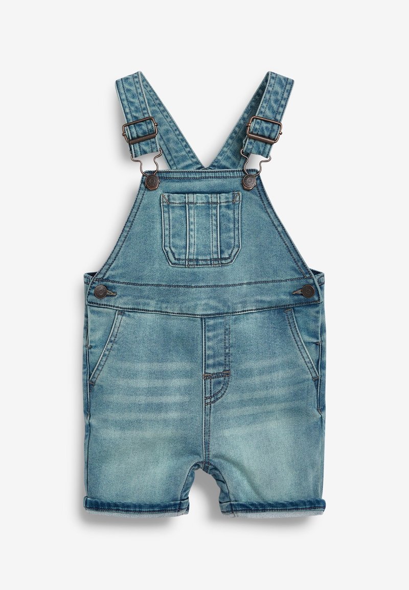 Salopette courte en denim bleu clair avec bretelles réglables, poche poitrine avant, boutons latéraux et ourlets repliés.