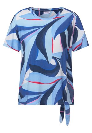 Korte mouwen vrouwen top in lichtblauw en donkerblauw met abstracte bladvormen; heeft een gestrikt accent aan de zoom voor extra detail.