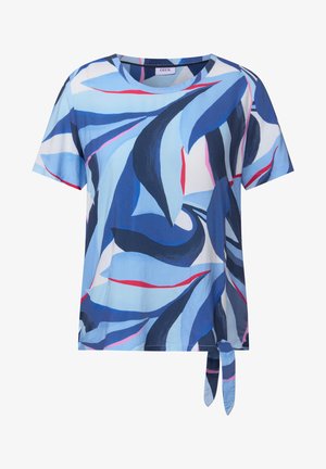 Korte mouwen vrouwen top in lichtblauw en donkerblauw met abstracte bladvormen; heeft een gestrikt accent aan de zoom voor extra detail.