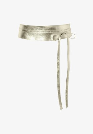 Metalen gouden riem met een gladde afwerking, voorzien van twee taps toelopende banden voor sluiting, en een slim ontwerp dat plat tegen de taille zit.