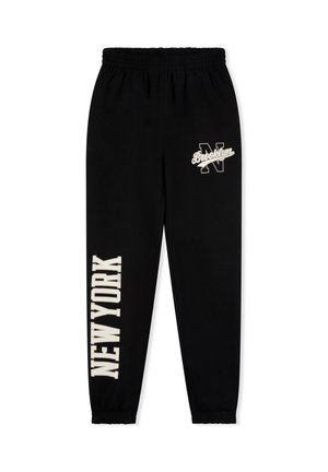 Czarne spodnie dresowe z elastycznym pasem. Na bokach widnieją nadruki "BROOKLYN" i "NEW YORK" w kremowym, pogrubionym foncie.