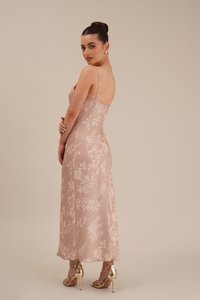 Vestido de seda floral em tom de rosado, com alças finas, corpete justo e saia em A; combinado com saltos dourados com tiras.