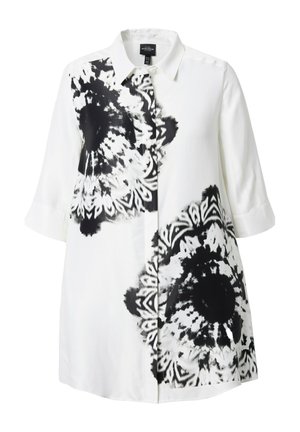 Witte button-up shirt met grote zwarte bloemmotieven en tribale patronen aan één kant, gemaakt van een gladde, lichte stof en met 3/4 mouwen.
