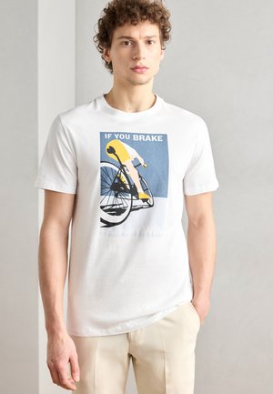 Camiseta de algodón blanca con estampado gráfico de un ciclista en amarillo y azul, con el texto "SI FRENAS NO PUEDES GANAR". Mangas cortas, cuello redondo.