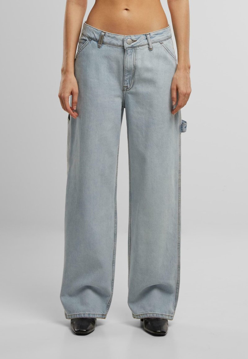 Jeans a gamba larga blu chiaro in denim, con vita alta, tasche frontali e dettagli di cucitura a contrasto.