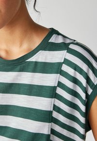 Next CREW NECK - Marškinėliai su spaudiniu - green white