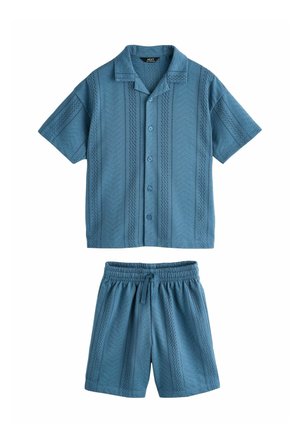 Chemise en maille bleue à manches courtes avec boutons et short assorti à taille élastique avec motif rayé texturé vertical.