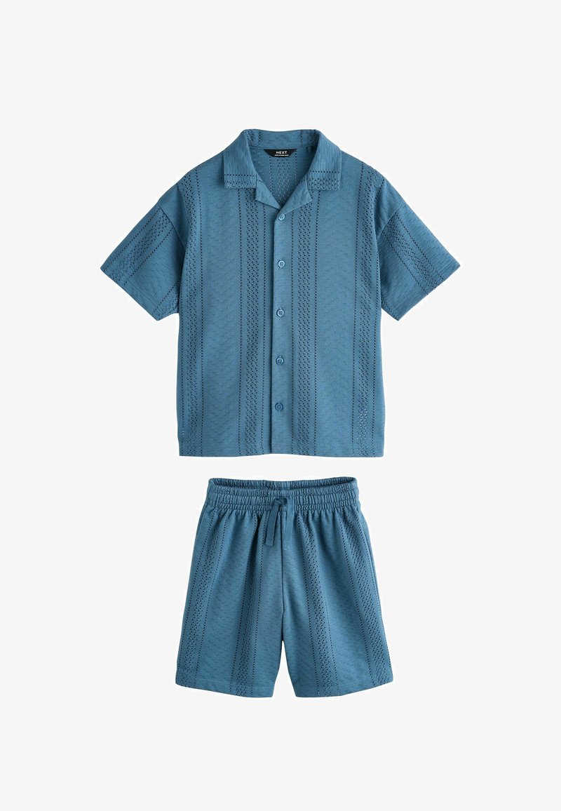 Chemise en maille bleue à manches courtes avec boutons et short assorti à taille élastique avec motif rayé texturé vertical.