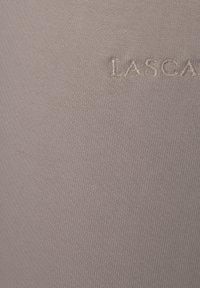 Jasnoszary materiał prezentujący delikatny splot. Zawiera subtelny, wytłaczany tekst "LASCA" w pasującym odcieniu. Prosty i minimalistyczny design.