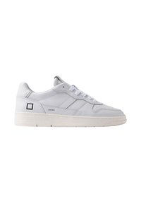Hvide lædersneakers med en glat overflade, rund tå og flad gummisål. Har minimalistiske side-striber og en lille sort logo-accents.