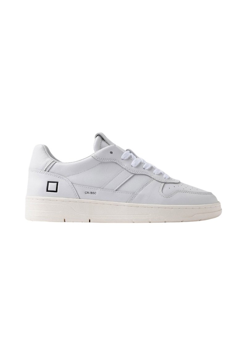 Hvide lædersneakers med en glat overflade, rund tå og flad gummisål. Har minimalistiske side-striber og en lille sort logo-accents.