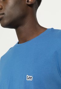 Lee PATCH LOGO TEE - T-shirt básica - blue union