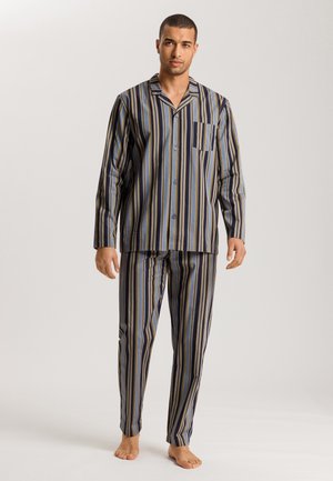 Raidalliset pyjamat sinisessä, keltaisessa ja tummansinisessä. Sisältää pitkät hihat, napitettavan paidan rintataskulla ja suorat housut.