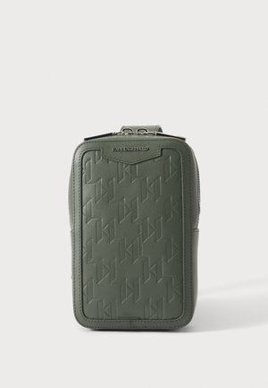 Sac bandoulière rectangulaire vert olive avec motif géométrique embossé et logo Karl Lagerfeld argenté sur le devant, fermeture éclair sur le dessus.