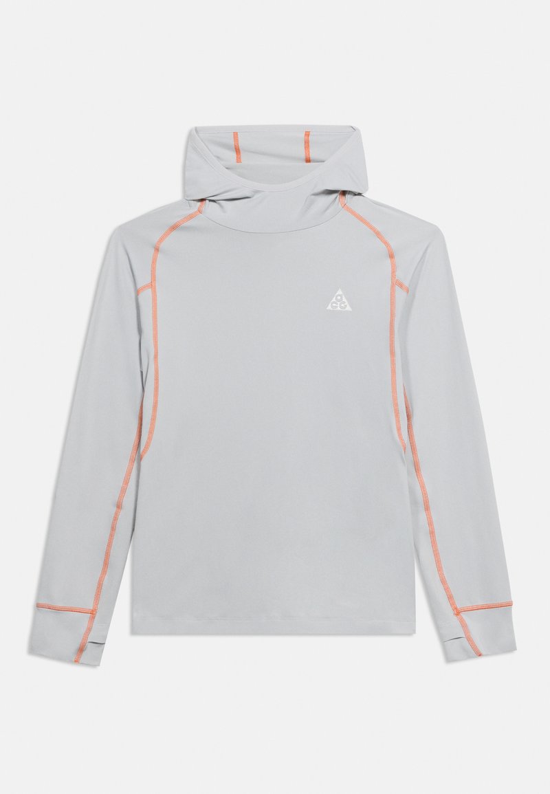 Ανοιχτό γκρι μακρυμάνικη μπλούζα με κουκούλα και πορτοκαλί ραφές κατά μήκος των ραφών, με μικρό λευκό τρίγωνο λογότυπο στο στήθος.