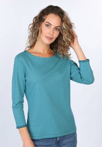 Türkis gestreiftes Shirt mit Bootsausschnitt, Drei-Viertel-Ärmeln und gewellten Manschetten, aus weichem, strukturiertem Stoff.