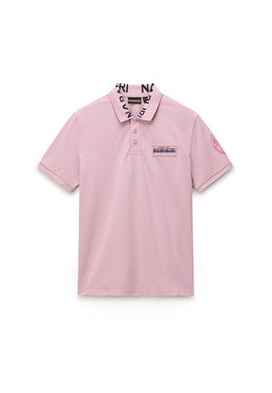 Hellrosa kurzärmliges Poloshirt mit knöpfbarem Kragen, schwarzem Text, Logo-Patch auf der Brust und rundem Emblem auf dem linken Ärmel.