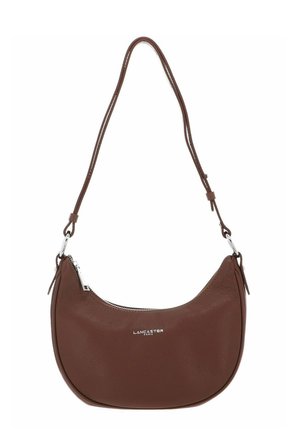 Sac à bandoulière en cuir marron avec une forme courbée, fermeture éclair argentée et bretelles réglables ; présente un logo en relief à l'avant et une surface texturée.