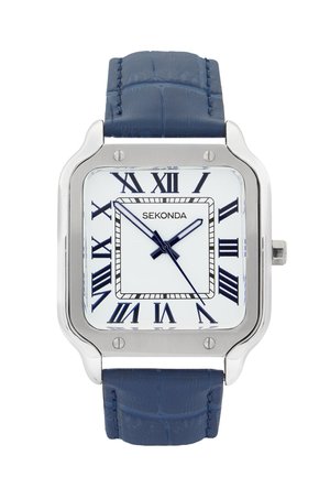 Montre carrée en argent avec cadran blanc, chiffres romains noirs, aiguilles des heures et des minutes bleues, aiguille des secondes, et bracelet en cuir bleu.