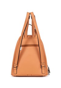Borsa in pelle color pesco con due manici superiori, tasca frontale con zip e dettagli di cucitura. Presenta un design strutturato e angolare.