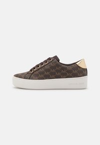 Baskets marron à motif avec une semelle plateforme blanche et des accents dorés au niveau du talon, dotées d'un laçage à l'avant et d'un col rembourré.