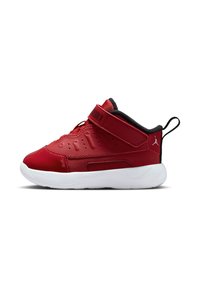 Czerwone buty sportowe z gładką syntetyczną cholewką, perforowanymi szczegółami, rzepem i białą gumową podeszwą. Czarne akcenty przy kołnierzu.