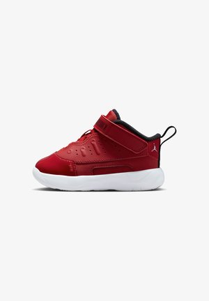 Rote Sportschuhe mit einem glatten synthetischen Obermaterial, durchbrochenen Details, einem Klettverschluss und einer weißen Gummisohle. Schwarze Akzente am Kragen.