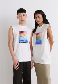 Calvin Klein Jeans BOX GRAPHIC SLEEVELESS UNISEX - Topp - bright white